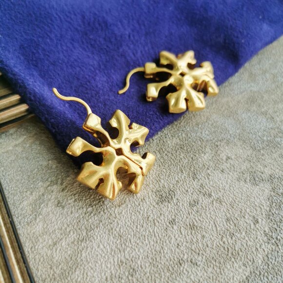 Tory Burch Roxanne Gold Oversized Hidden Earrings - Picture 4 of 4